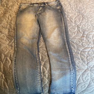 Very stylish skinny jeans. Very y2k, cute, UNIQUE, light- dark wash jeans.